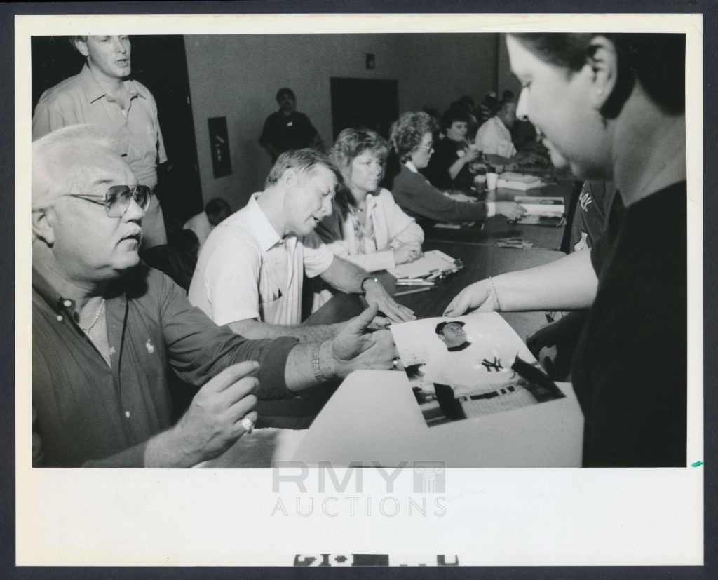 Mantle signs autographs 1989